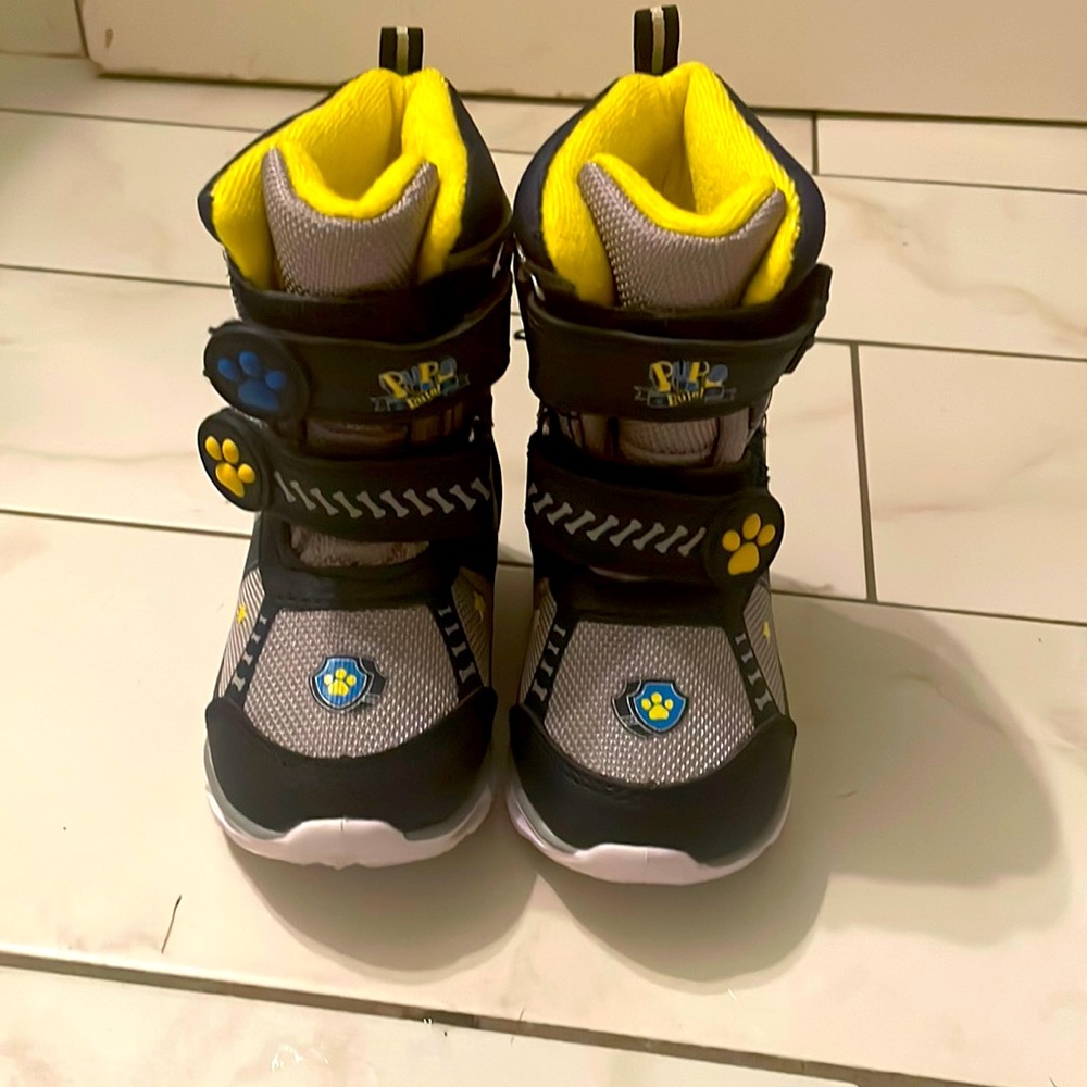 Paw patrol toddler size 6 snow boots